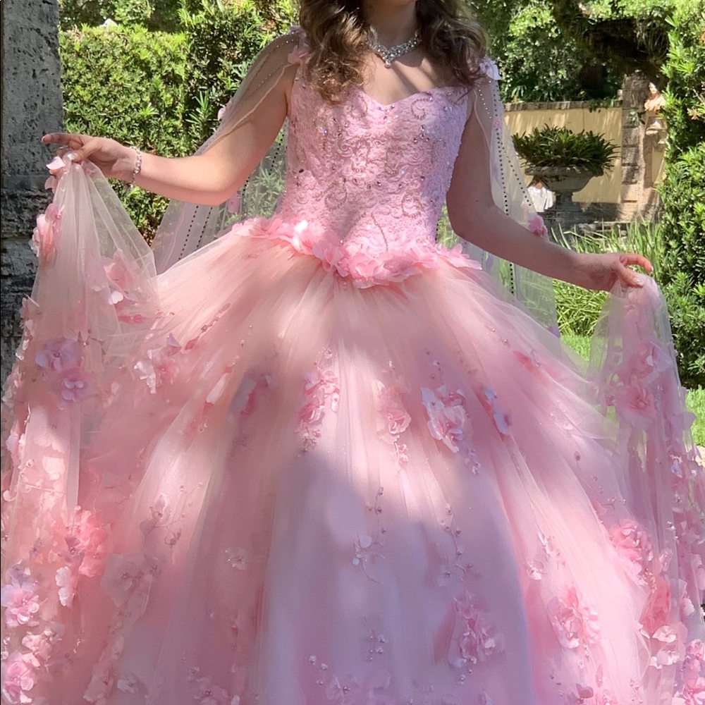 Formal dress - Picture 3 of 5